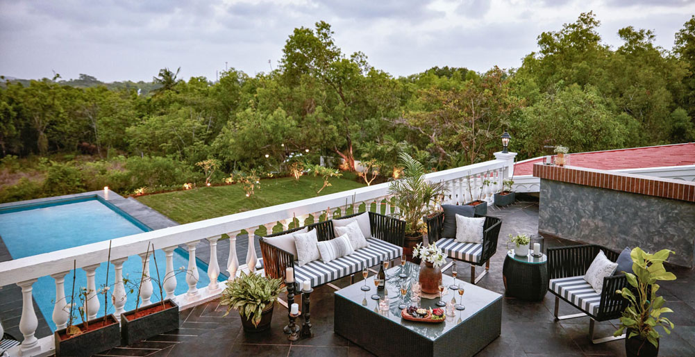 Estate de Frangipani - Terrace seating area